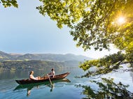 Im-Ruderboot-zu-zweit-ans-naturbelassene-Suedufer-Millstaetter-See © Millstaetter-See-Tourismus-GmbH foto Franz Gerdl Im-Ruderboot-zu-zweit-ans-naturbelassene-Suedufer-Millstaetter-See © Millstaetter-See-Tourismus-GmbH foto Franz Gerdl