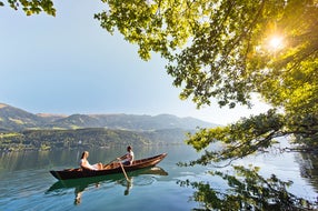 Im-Ruderboot-zu-zweit-ans-naturbelassene-Suedufer-Millstaetter-See © Millstaetter-See-Tourismus-GmbH foto Franz Gerdl