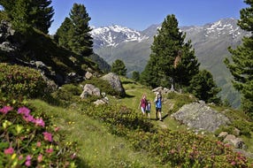 Familie-beim-Wandern-Juifenalm-im-Sellraintal © Innsbruck-Tourismus Foto Helga Andreatta Familie-beim-Wandern-Juifenalm-im-Sellraintal © Innsbruck-Tourismus Foto Helga Andreatta