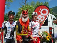 Der Kärntner Mario Kienzl und die Tirolerin Nadja Prieling siegten, am Foto mit Tour-Teufel Didi Senft (FotoARBÖ KK) Der Kärntner Mario Kienzl und die Tirolerin Nadja Prieling siegten, am Foto mit Tour-Teufel Didi Senft (FotoARBÖ KK)