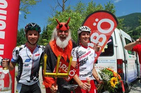 Der Kärntner Mario Kienzl und die Tirolerin Nadja Prieling siegten, am Foto mit Tour-Teufel Didi Senft (FotoARBÖ KK) Der Kärntner Mario Kienzl und die Tirolerin Nadja Prieling siegten, am Foto mit Tour-Teufel Didi Senft (FotoARBÖ KK)