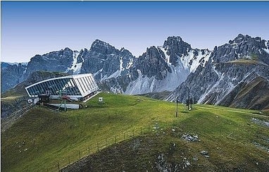 Hoadlhaus-blauer-himmel © Axamer Lizum
