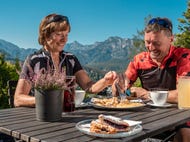 Rast-vom-Mountainbiken-im-Salzkammergut-mit-Kaiserschmarren © Oesterreich-Werbung Foto Martin Steinthaler TineFoto Rast-vom-Mountainbiken-im-Salzkammergut-mit-Kaiserschmarren © Oesterreich-Werbung Foto Martin Steinthaler TineFoto