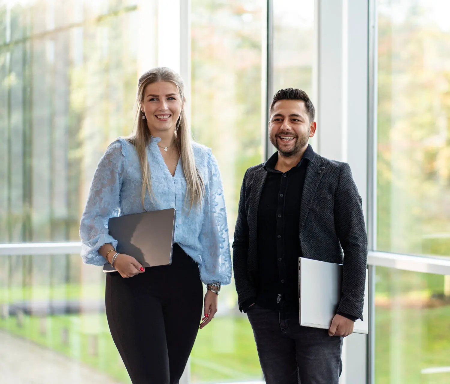 2 masterstudenten van AI translator staan naast elkaar