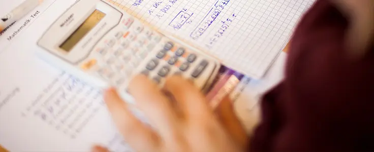 Hand mit Taschenrechner Hand mit Taschenrechner