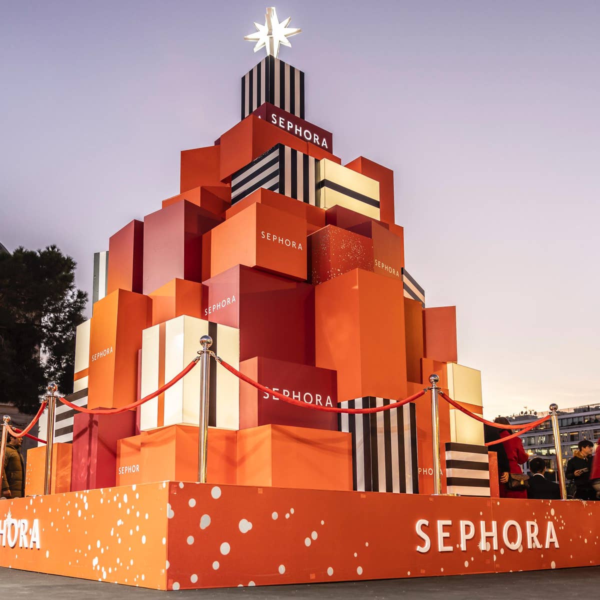 Sephora ilumina la Plaza de Colón con un árbol de Navidad que desafía lo convencional