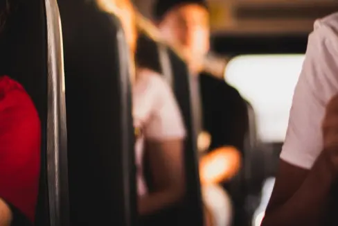 La Giunta provinciale ha apportato alcune modifiche ai criteri per i servizi di trasporto scolastico: tra le altre cose, a partire dal prossimo anno scolastico i genitori (o gli studenti maggiorenni) dovranno presentare la domanda online direttamente all'Ufficio Assistenza scolastica. (Foto: Unsplash)