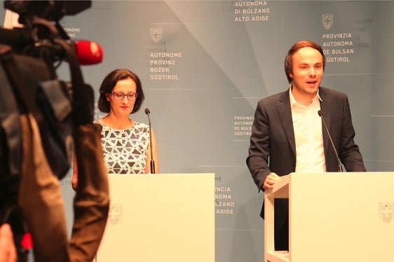 Landesrat Achammer und Abteilungsdirektorin Tschugguel bei der heutigen Vorstellung der Neuigkeiten bei den Studienbeihilfen - Foto: LPA/Dietmar Pattis
