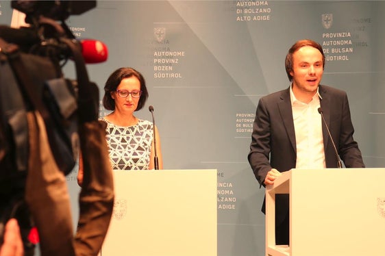 Landesrat Achammer und Abteilungsdirektorin Tschugguel bei der heutigen Vorstellung der Neuigkeiten bei den Studienbeihilfen - Foto: LPA/Dietmar Pattis