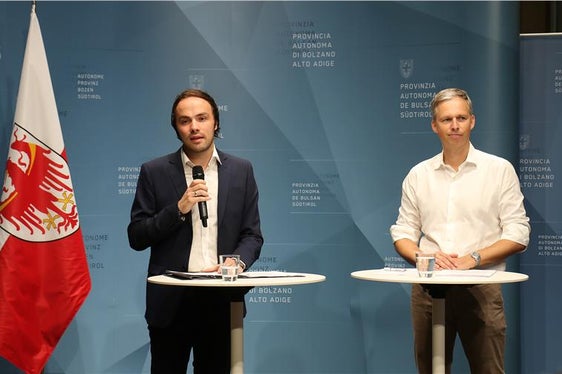 Landesrat Achammer und a*sh-Vorsitzendr Mattivi - Foto: LPA/Ingo Dejaco