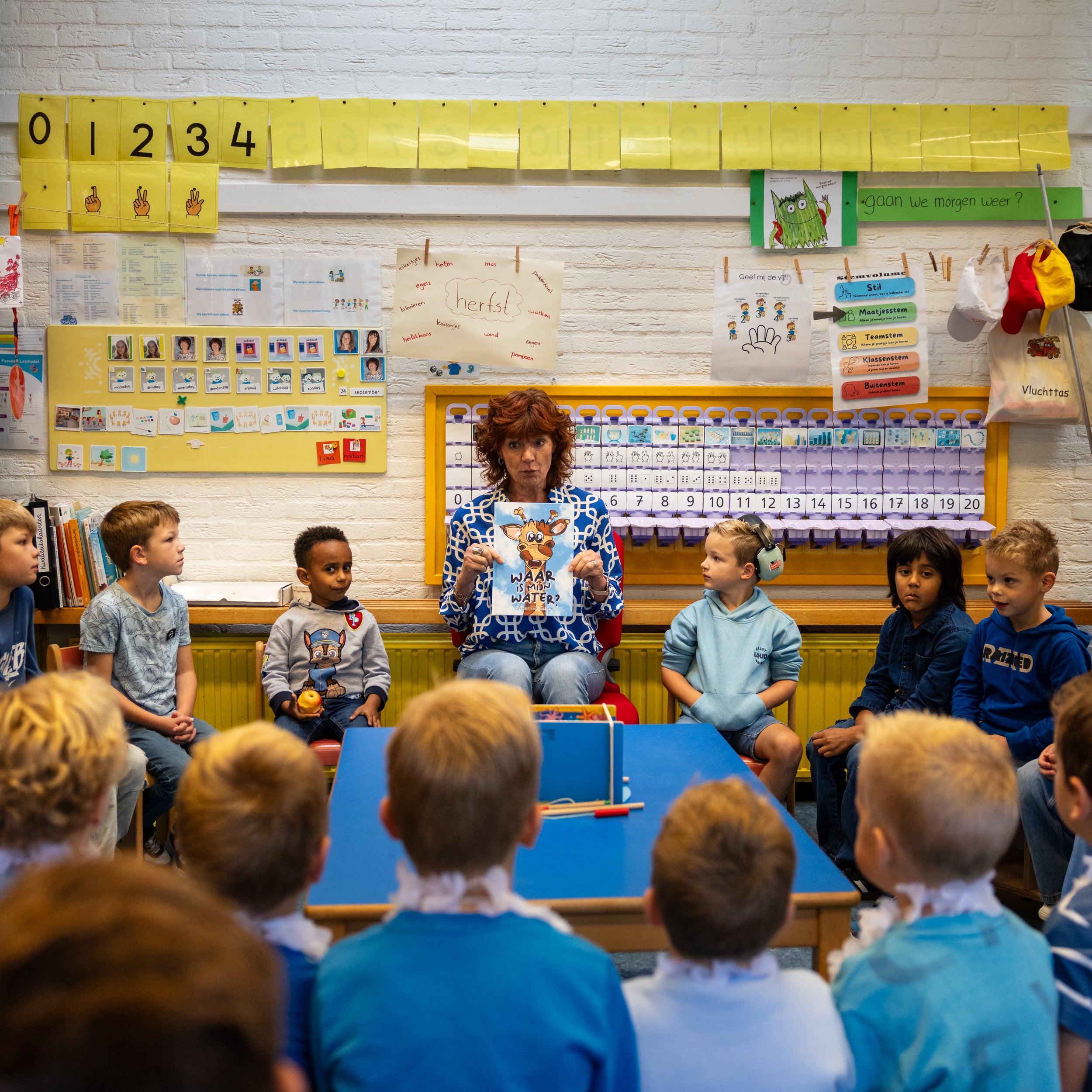 Juf leest voor uit het boek 