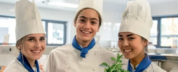 Schülerinnen und Schüler in der Küche Schülerinnen und Schüler in der Küche