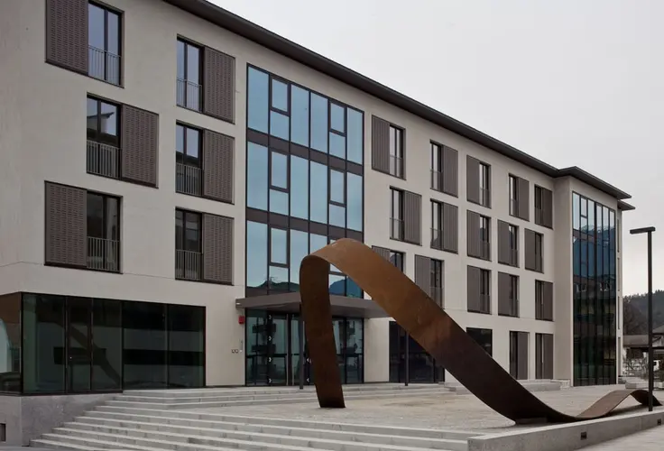 Schulgebäude mit Kunstwerk Schulgebäude mit Kunstwerk