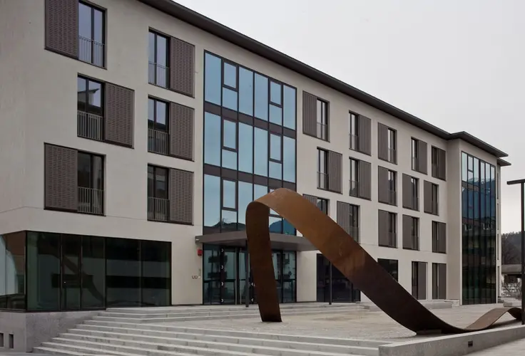 Schulgebäude mit Kunstwerk Schulgebäude mit Kunstwerk