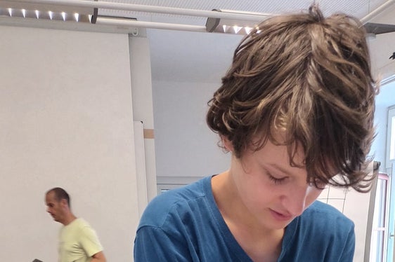 Handwerkliches Geschick bewies Schüler Jakob beim Workshop Puzzles und Spiele zum Tüfteln und Knobeln. (Foto: LPA/Pädagogische Abteilung der Deutschen Bildungsdirektion/Michele Cattani)