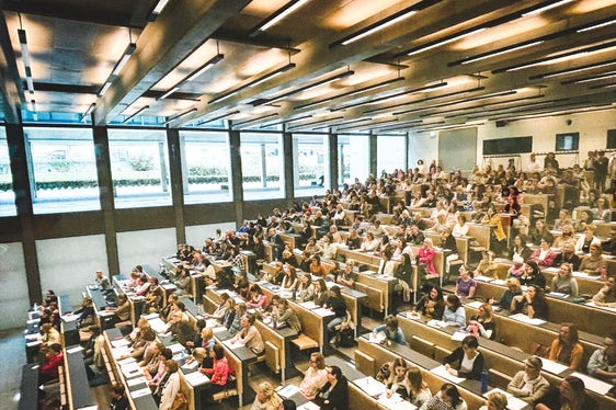 Der Brixner Mathematiktag für den Primarbereich ist eine jährliche Fortbildungsveranstaltung in Kooperation zwischen der Fakultät für Bildungswissenschaften der Freien Universität Bozen und der Pädagogischen Abteilung der Deutschen Bildungsdirektion. Das Bild entstand während der Eröffnung. (Foto: Freie Universität Bozen)