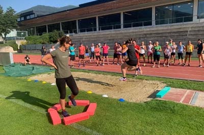 Über 360 Teilnehmerinnen und Teilnehmer aus 19 Nationen und 4 Kontinenten treffen sich diese Woche im Oberschulzentrum Mals, um sich bei Workshops aus 60 verschiedenen Themenbereichen weiterzubilden, im Bild beim Weitsprung. (Foto: LPA/Pädagogische Abteilung der Deutschen Bildungsdirektion/Sportoberschule Mals)
