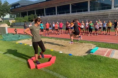 Über 360 Teilnehmerinnen und Teilnehmer aus 19 Nationen und 4 Kontinenten treffen sich diese Woche im Oberschulzentrum Mals, um sich bei Workshops aus 60 verschiedenen Themenbereichen weiterzubilden, im Bild beim Weitsprung. (Foto: LPA/Pädagogische Abteilung der Deutschen Bildungsdirektion/Sportoberschule Mals)