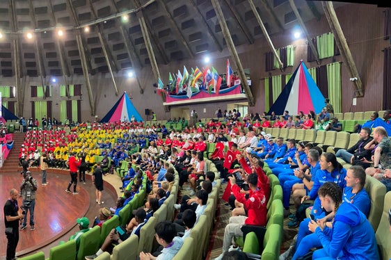 Bei der Eröffnungsfeier des ISF World School Cross Country Championship 2024 in Kenia (Foto: LPA/Pädagogische Abteilung der Deutschen Bildungsdirektion/Astrid Ferrari)