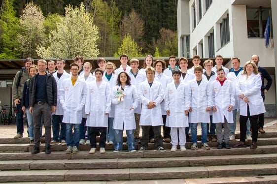 Die Teilnehmerinnen und Teilnehmer des Landeswettbewerbs der Chemieolympiade mit ihren Kursleiterinnen und -leitern sowie der Landeskoordinatorin Roswitha Maurer (rechts im Bild). Foto: Andreas Gasteiger