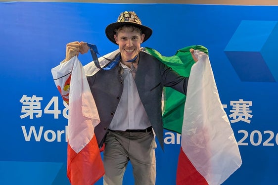 Jonas Wenter aus Steinegg (Gemeinde Karneid) holte bei den Tischlern die Bronzemedaille. (Foto: Handelskammer Bozen/Elias Priller)