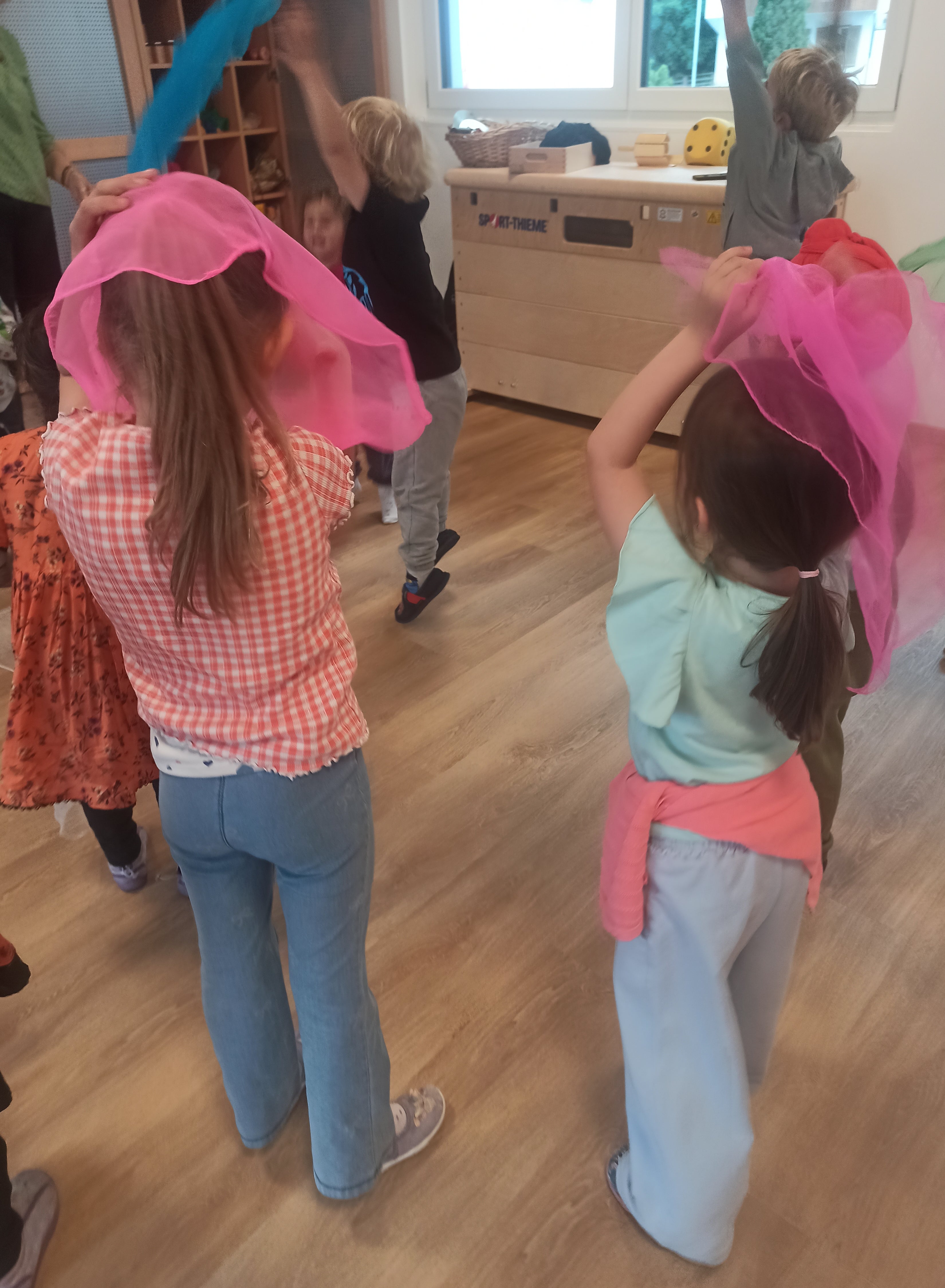 Musikschullehrerinnen und Musikschullehrer gestalten regelmäßige Bildungsangebote im Bereich Elementares Singen und Musizieren für die Kindergärten; im Bild: Kindergarten Pfatten. (Foto: LPA/Kindergarten Pfatten)