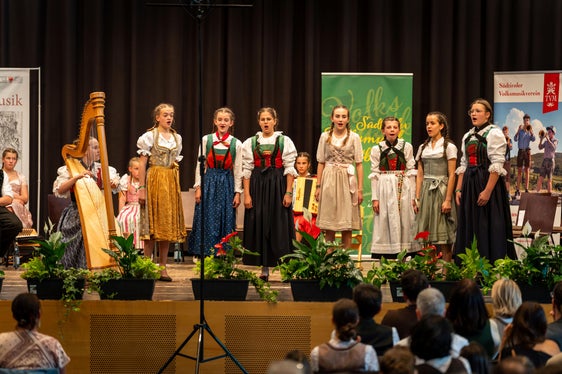 Beim 7. Südtiroler Volksmusikwettbewerb waren zwei Gesangsgruppen, 45 Instrumentalsolistinnen und -solisten und 24 Volksmusikensembles in verschiedensten Besetzungen vertreten. Im Bild das Volksmusikensemble Gymme des Sozialwissenschaffentlichen Gymnasiums mit Landesschwerpunkt Musik Meran beim Wertungsspiel in der Aula Magna der Fachoberschule für Landwirtschaft. (Foto: LPA/Referat Volksmusik in der Landesdirektion Deutsche und ladinische Musikschule/Thomas Wallnöfer)