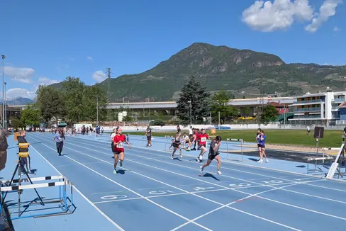 Im Schuljahr 2025/26 wurden im Schulbereich in Südtirol insgesamt 45 Sportveranstaltungen organisiert. Im Bild die Landesmeisterschaft der Leichtathletik im Schulsport auf dem CONI Sportplatz in Haslach. (Foto: LPA/Deutsche Bildungsdirektion/Jonas Mathá)