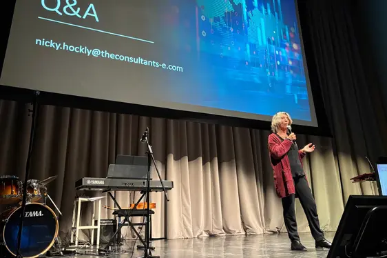 Nicky Hockly on Critical AI. Bild: Deutsche Bildungsdirektion/Elisabeth Pfattner Lizenz: ©