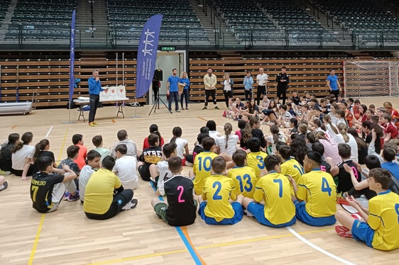 Die Preisverleihung bei einer Schulsportveranstaltung in der Stadthalle in Bozen. (Foto: LPA/Deutsche Bildungsdirektion/Jonas Mathá)