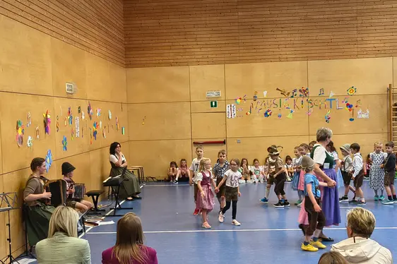 Die Schülerinnen und Schüler der GS Ridnaun singen und tanzen beim Abschluss des Projektes Musigkischtl XXL im Mai 2026.