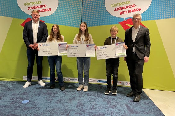 Sieger*innen in der Kategorie Klassische Rede, Mittelschule: (v. l.) 1. Platz Sarah Lea Tillack, 2. Platz Maja Schweigl, 3. Platz Niklas Bertagnoll, (links und rechts außen) Philipp Tarfusser (Südtiroler Jugendring), Mariano Paris (Volksbank) Foto: Ulrike Huber