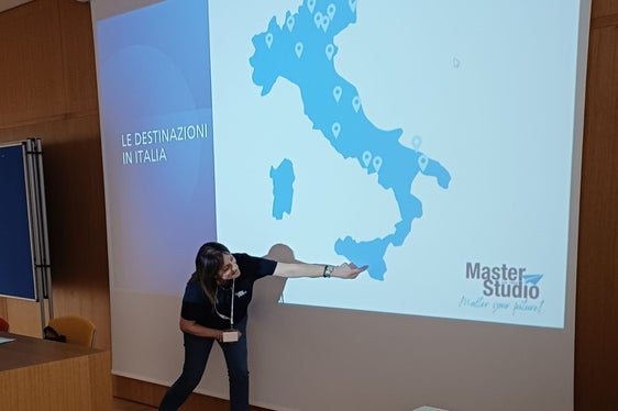 41 Schülerinnen und Schüler deutschsprachiger Oberschulen, die im kommenden Schuljahr die Herausforderung angenommen haben, ein Semester oder ein ganzes Jahr in Italien bei einer Gastfamilie oder im Heim zu verbringen und eine italienischsprachige Schule zu besuchen, haben sich vorab darüber informiert. (Foto: LPA/Deutsche Bildungsdirektion/Jürgen Bergmann)