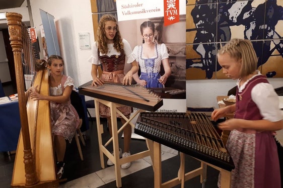Die Eisacktaler Gitschn wurden von Lehrperson Katja Lechner nach Innsbruck begleitet (Foto: LPA/andesdirektion Deutsche und ladinische Musikschule/Katja Lechner)