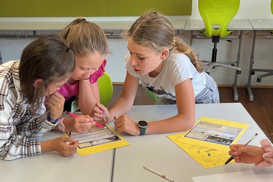 Geknobelt wurde im Mathematik- Workshop. (Foto: Deutsche Bildungsdirektion/Martina Dorner)