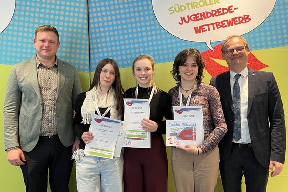 Sieger Klassische Rede Oberschule (von links): Philipp Tarfusser Südtiroler Jugendredewettbewerb 2025: (Stellvertretender Vorsitzender Südtiroler Jugendring), 3. Platz Marlene Bormuth, 1. Platz Elena Plank, 1. Platz Olivia Kaufmann, Hannes Wieser (Vertriebsdirektor Volksbank) (Foto: LPA/Anita Demetz)