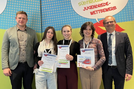 Sieger Klassische Rede Oberschule (von links): Philipp Tarfusser Südtiroler Jugendredewettbewerb 2025: (Stellvertretender Vorsitzender Südtiroler Jugendring), 3. Platz Marlene Bormuth, 1. Platz Elena Plank, 1. Platz Olivia Kaufmann, Hannes Wieser (Vertriebsdirektor Volksbank) (Foto: LPA/Anita Demetz)