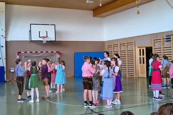 Die Schülerinnen und Schüler der GS St. Felix tanzen mit Referentin Martha Eisenstecken bei der Abschlussveranstaltung des Projektes Musigkischtl im April 2025.