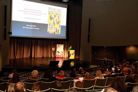 Lehrpersonen, pädagogische Fachkräfte aller Fächer und Bildungsstufen, Schulführungskräfte und weitere Interessierte haben an der heutigen Tagung zum Thema Mehrsprachigkeit in Bozen teilgenommen. Foto: Verena Hilber