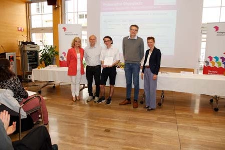 Valerio Gabriele Osto (3. v. l.) und Alex Beato schafften es bis zum nationalen Wettbewerb der „Fremdsprachigen Philosophie-Olympiade in Rom.