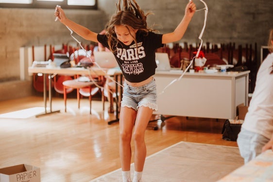 Sommerakademie der Grundschule, 2024: Spannend und vielfältig war auch der Workshop Schere, Stein, Papier: im Bild eine Momentaufnahme von Jasmine (Foto: LPA/Begabungs- und Begabtenförderung der Pädagogischen Abteilung der Deutschen Bildungsdirektion/Maria Gapp)