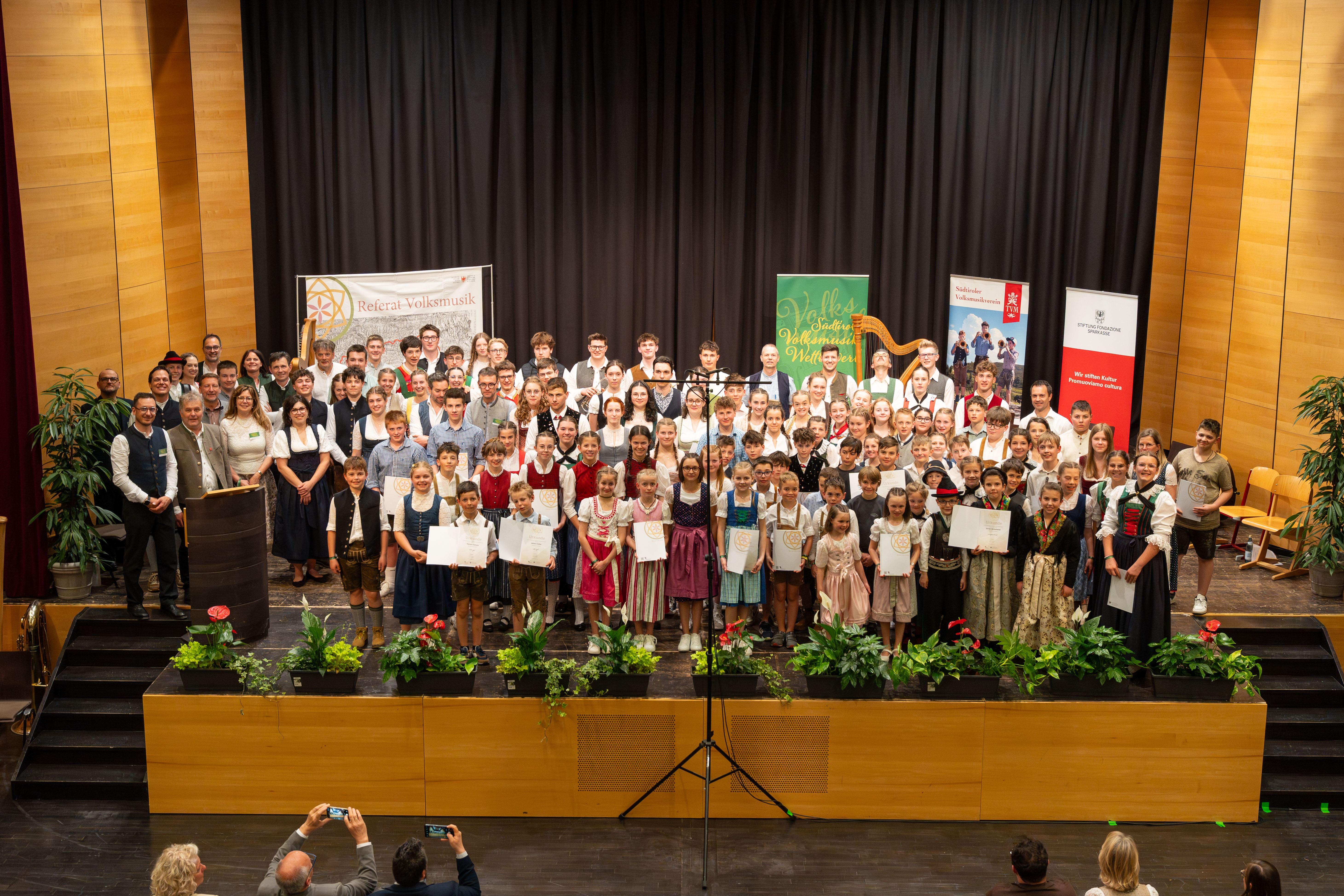Gruppenfoto beim Festabend (Foto: LPA/Referat Volksmusik in der Landesdirektion Deutsche und ladinische Musikschule/Thomas Wallnöfer)