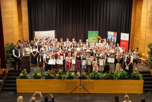 Gruppenfoto beim Festabend (Foto: LPA/Referat Volksmusik in der Landesdirektion Deutsche und ladinische Musikschule/Thomas Wallnöfer)