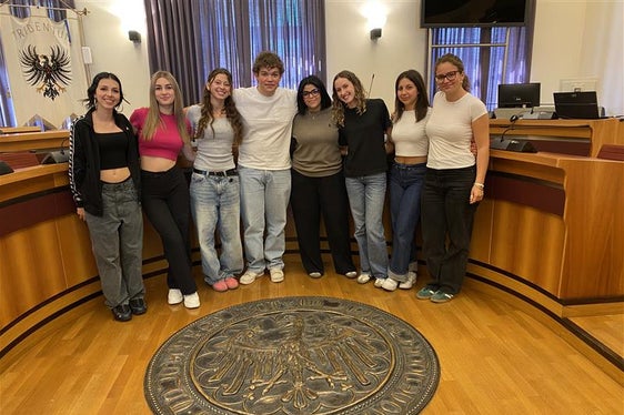 Verstanden sich auf Anhieb: Federica Pederzolli und Anastasiia Ruda (Gymnasium „Sophie Scholl“ aus Trient), Emma Hofer (Gymnasium „W. v. d. Vogelweide“ Bozen), Manual Rinina (Oberschulzentrum Sterzing), Noussayba Zroudi (Realgymnasium Bozen), Caterina Perini und Angelica Caldonazzi (Gymnasium „Sophie Scholl“ aus Trient), Lilith Covi (Franziskanergymnasium Bozen)
(v. links n. rechts)