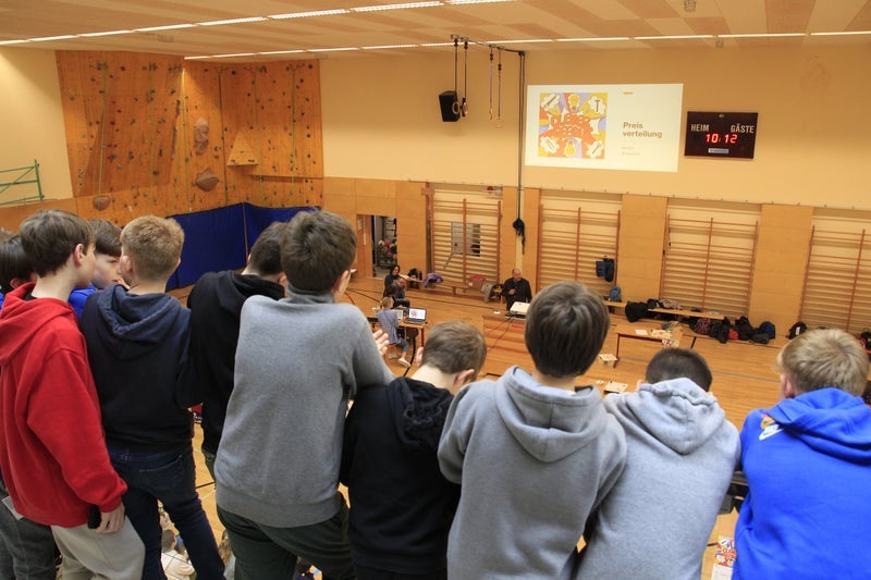Ziel des Schulprojektes Clever gebaut ist es, kreative Lösungsansätze für technische Herausforderungen in der Gruppe zu entwickeln. Das Bild entstand während der Preisverleihung im vergangenen Jahr. (Foto: LPA/Deutsche Bildungsdirektion/Verena Hilber)