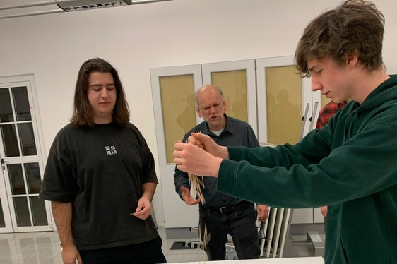 Fasziniert von der Welt der Formen, Muster und Zahlen setzen sich die Schülerinnen im Rahmen des Workshops „Mathematik macht Freu(n)de“ mit Inhalten auseinander, die im Zuge des Mathematikunterrichts gelegentlich zu kurz kommen. Foto: Johann Baldauf