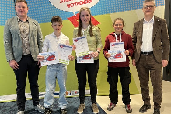 Sieger Klassische Rede Berufsschule (von links): Philipp Tarfusser (stellvertretender Vorsitzender Südtiroler Jugendring), 2. Platz Matthias Sparer, 1. Platz Nadia Oberprantacher, 3. Sara Unterkircher, Mariano Paris (Leiter Corporate Communication und Marketing Volksbank) (Foto: LPA/Anita Demetz)