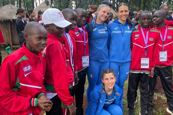 Die Teilnehmer-Delegation aus Italien, die bei diesem internationalen Cross-Country-Rennen an den Start ging, wurde von Astrid Ferrari von der Pädagogischen Abteilung an der Deutschen Bildungsdirektion koordiniert; im Gruppenbild im blauen Dress stehend: Marion Oberhofer, Emma Pichler Ghirardello, kniend: Hanna Fink (Foto: LPA/Pädagogische Abteilung der Deutschen Bildungsdirektion/Astrid Ferrari)