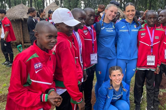 Die Teilnehmer-Delegation aus Italien, die bei diesem internationalen Cross-Country-Rennen an den Start ging, wurde von Astrid Ferrari von der Pädagogischen Abteilung an der Deutschen Bildungsdirektion koordiniert; im Gruppenbild im blauen Dress stehend: Marion Oberhofer, Emma Pichler Ghirardello, kniend: Hanna Fink (Foto: LPA/Pädagogische Abteilung der Deutschen Bildungsdirektion/Astrid Ferrari)
