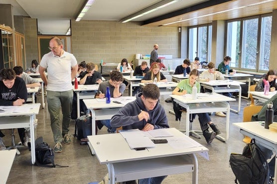 Der Landeswettbewerb der Chemieolympiade 2025 wurde heuer zum 25. Mal in Südtirol ausgetragen; das Bild entstand während des Theoriewettbewerbs. (Foto: LPA/Stefan Pilser)